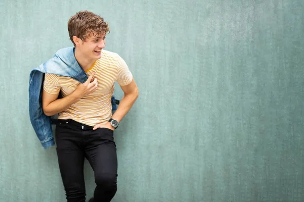Porträt Lachender Junger Mann Posiert Grüner Wand Mit Jeansjacke Über — Stockfoto