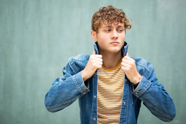 Retrato Fresco Joven Hombre Moda Con Chaqueta Mezclilla — Foto de Stock