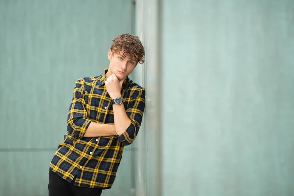 Portrait Handsome Young Man Arms Crossed Leaning Green Wall — Stock Photo, Image