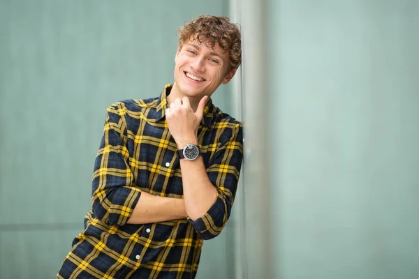 Portrait Happy Young Man Arms Crossed Leaning Green Wall — Stock Photo, Image