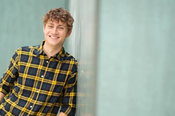 Portrait Happy Young Man Leaning Green Wall — Stock Photo, Image