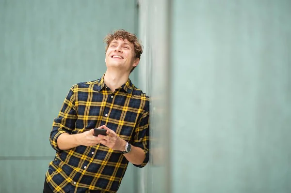 Портрет Счастливый Молодой Человек Опираясь Зеленую Стену Мобильного Телефона — стоковое фото