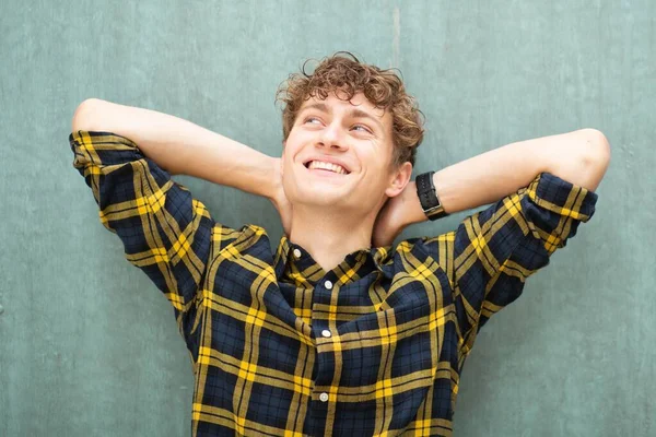 Portrait Homme Heureux Appuyé Contre Mur Vert Avec Les Mains — Photo