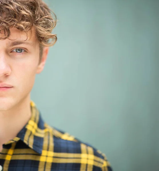Yarım Portre Yakışıklı Genç Adam Yeşil Bulanık Arka Planda — Stok fotoğraf