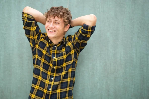 Retrato Sonriente Joven Apoyado Pared Verde Con Las Manos Detrás — Foto de Stock