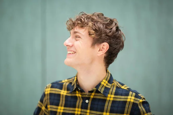 Nahaufnahme Porträt Junger Mann Vor Verschwommenem Grünem Hintergrund Lächelnd — Stockfoto