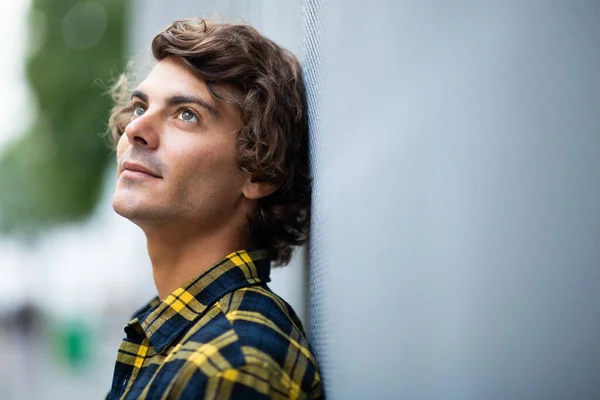 Side Portrait Handsome Young Man Leaning Gray Wall Looking Thinking — Stock Photo, Image