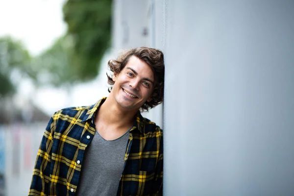 Portrét Cool Mladý Muž Opírající Zeď Venku Usmívající — Stock fotografie