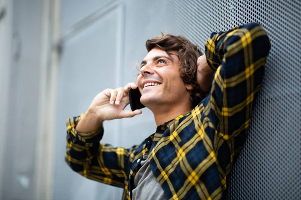 Κοντινό Πλάνο Χαμογελαστός Άνθρωπος Ακουμπά Στον Τοίχο Μιλώντας Κινητό Τηλέφωνο — Φωτογραφία Αρχείου