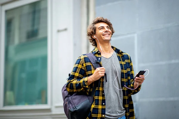 Портрет Улыбающийся Молодой Человек Идущий Мобильным Телефоном Наушниками Снаружи — стоковое фото