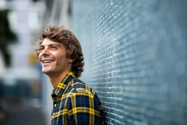 Nahaufnahme Porträt Lächeln Junger Mann Lehnt Blauer Wand Außerhalb — Stockfoto