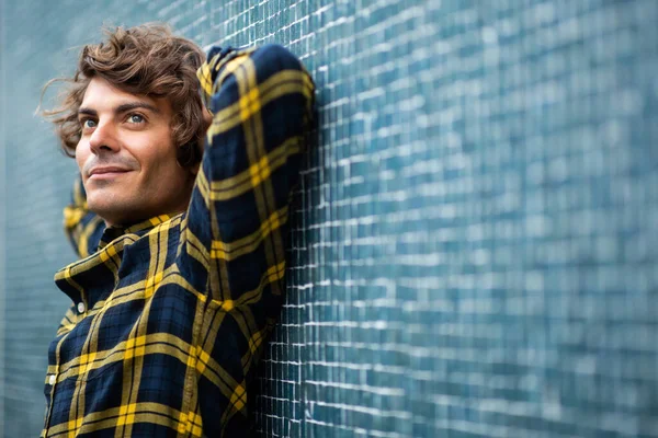 Seitenporträt Schöner Junger Mann Entspannt Sich Vor Blauer Wand Mit — Stockfoto