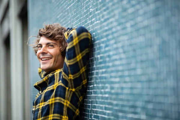 Großaufnahme Porträt Lächelnder Junger Mann Entspannt Sich Vor Blauer Wand — Stockfoto