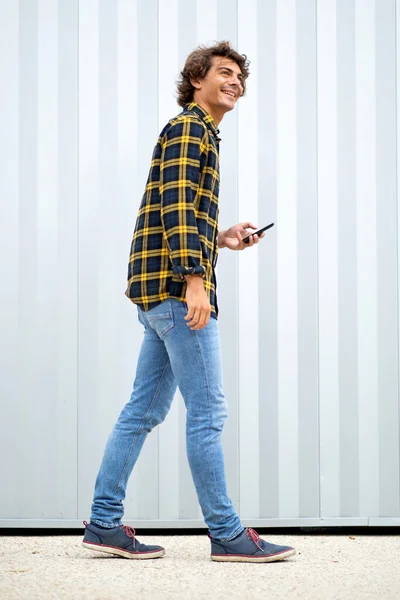Полный Портрет Тела Улыбающийся Молодой Человек Идущий Мобильным Телефоном Улице — стоковое фото