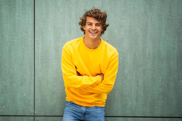 Portrét Mužské Módní Model Žlutém Svetru Úsměvem Zeleném Pozadí — Stock fotografie
