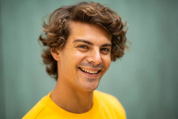 Nahaufnahme Porträt Schöner Junger Mann Lächelt Vor Verschwommenem Grünem Hintergrund — Stockfoto
