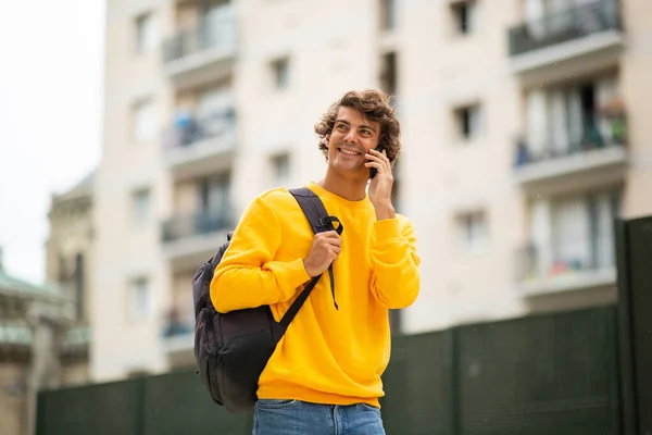 Portré Mosolygós Férfi Diák Séta Beszélgetés Mobiltelefonnal — Stock Fotó