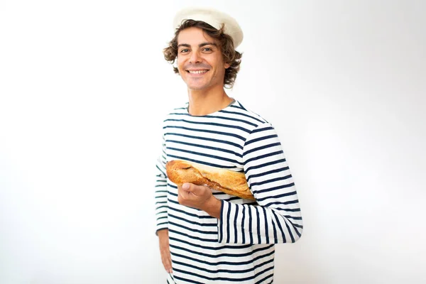 Portret Lachende Jonge Franse Man Met Baret Stokbrood Hand Tegen — Stockfoto