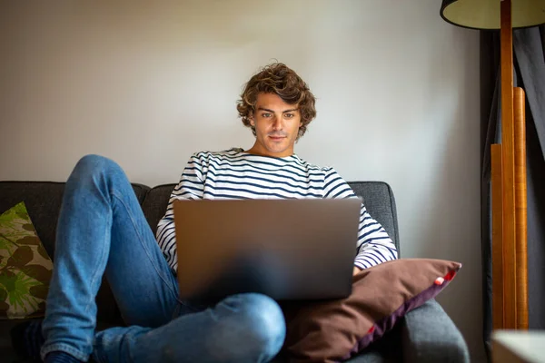 Potret Pemuda Yang Santai Rumah Dengan Komputer Laptop — Stok Foto
