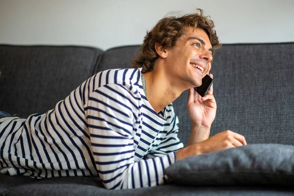 Nahaufnahme Porträt Junger Lächelnder Mann Entspannt Auf Couch Gespräch Mit — Stockfoto