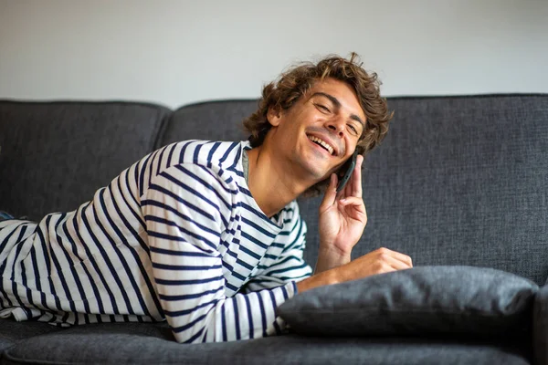 Retrato Jovem Feliz Homem Relaxante Sofá Falando Com Celular — Fotografia de Stock