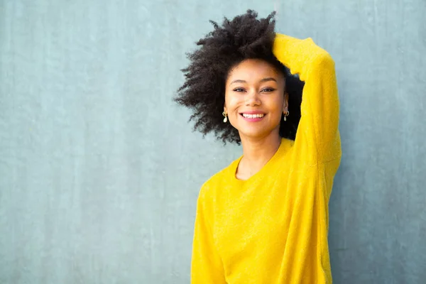 Retrato Sorrindo Jovem Mulher Negra Posando Com Mão Cabelo Por — Fotografia de Stock