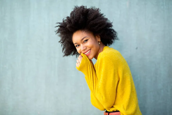 Zijportret Glimlachende Jonge Vrouw Met Afro Haar Door Groene Achtergrond — Stockfoto