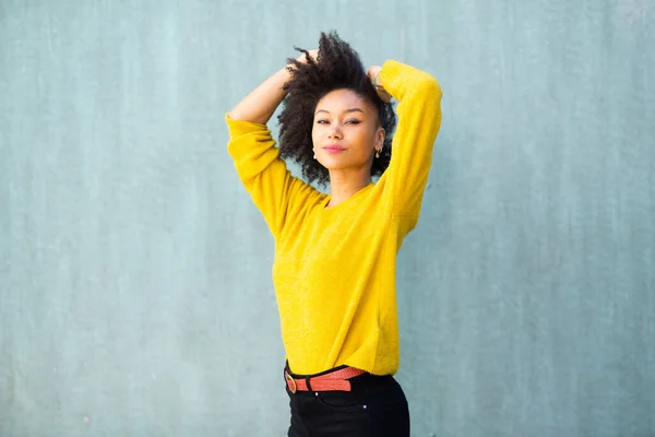 Ritratto Afro Americano Modello Moda Femminile Con Mani Capelli Sfondo — Foto Stock