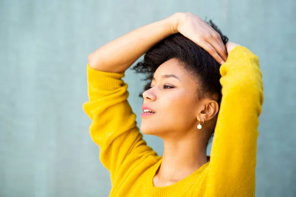 Close Portret Piękna Młoda Afroamerykanka Kobieta Ręką Włosach Przez Zielone — Zdjęcie stockowe