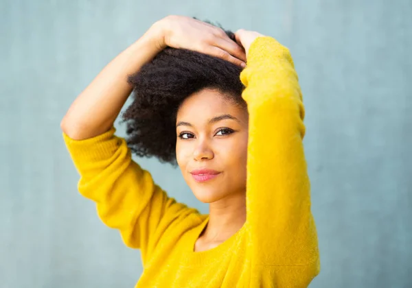 Закріпіть Портрет Прекрасна Молода Африканка Рукою Африканському Волоссі Зеленому Фоні — стокове фото