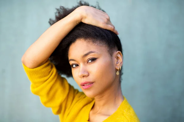 Nahaufnahme Porträt Schöne Junge Afrikanisch Amerikanische Frau Mit Hand Haar — Stockfoto