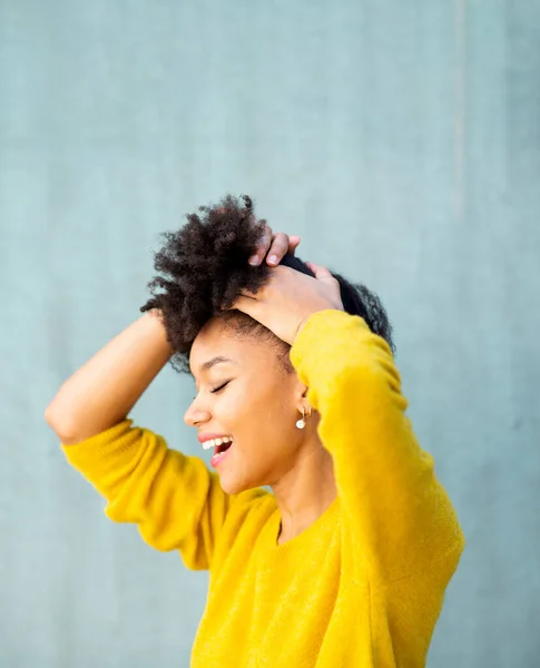 Крупный Боковой Портрет Улыбающаяся Молодая Черная Женщина Рукой Афро Волосы — стоковое фото