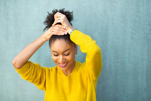 Close Retrato Feliz Jovem Mulher Negra Com Mão Cabelo Afro — Fotografia de Stock