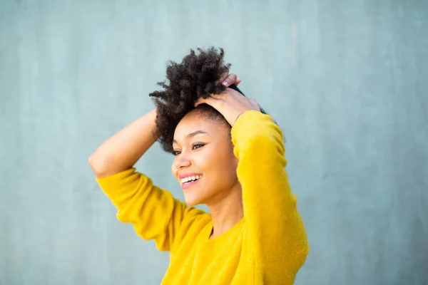 Cerca Retrato Lateral Feliz Joven Mujer Negra Con Mano Pelo —  Fotos de Stock