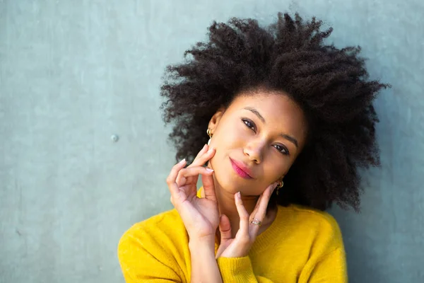 Närbild Porträtt Vacker Ung Afrikansk Amerikansk Kvinna Med Afro Hår — Stockfoto