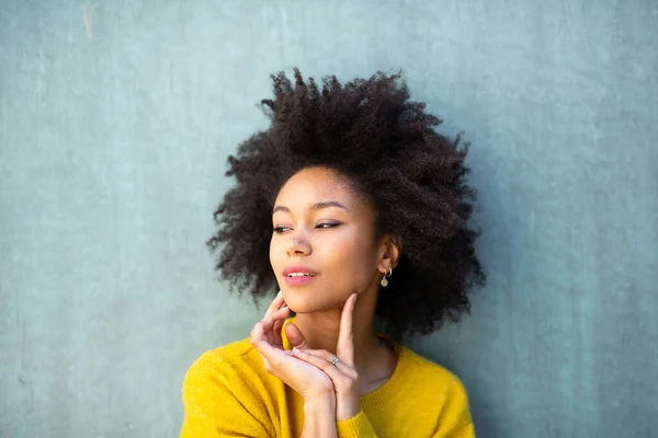 Närbild Porträtt Vacker Ung Afrikansk Amerikansk Kvinna Med Afro Hår — Stockfoto