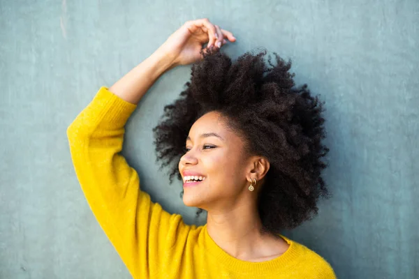 Cerca Retrato Atractivo Joven Afroamericana Mujer Sonriendo Mirando Hacia Otro — Foto de Stock