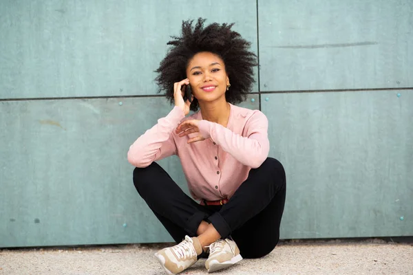 Портрет Молодої Афроамериканки Яка Сидить Підлозі Розмовляючи Мобільним Телефоном — стокове фото