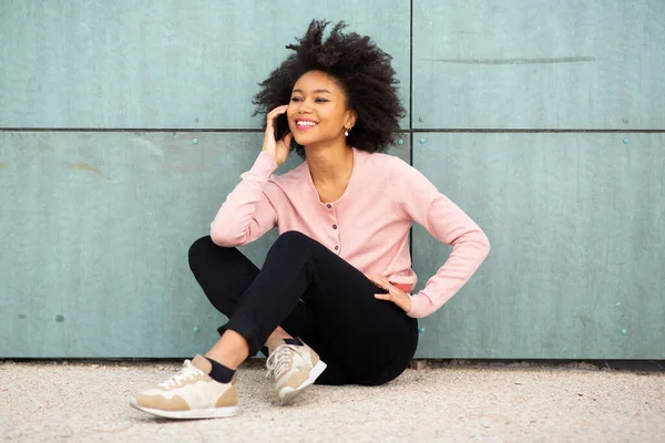 Retrato Jovem Afro Americana Sentada Chão Lado Fora Conversando Com — Fotografia de Stock