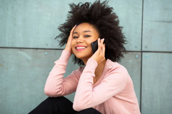 Porträtt Vacker Afrikansk Amerikansk Kvinna Sitter Utanför Prata Med Telefon — Stockfoto