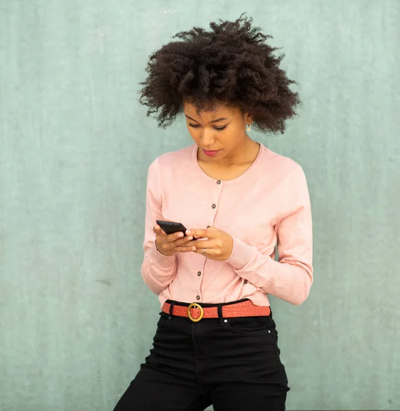 Porträtt Ung Afrikansk Amerikansk Kvinna Tittar Mobiltelefon Med Grön Bakgrund — Stockfoto