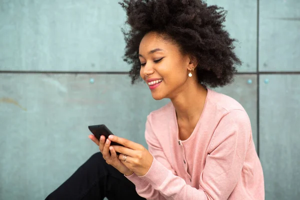 Närbild Porträtt Glad Ung Afrikansk Amerikansk Kvinna Tittar Mobiltelefon — Stockfoto