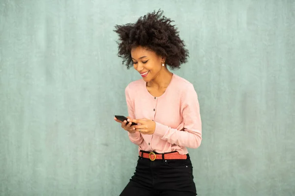 Porträtt Leende Ung Afrikansk Amerikansk Kvinna Tittar Mobiltelefon Med Grön — Stockfoto