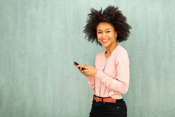 Retrato Sonriente Joven Afroamericana Mujer Sosteniendo Teléfono Celular Por Fondo — Foto de Stock