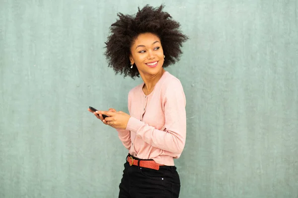 Retrato Sonriente Joven Afroamericana Mujer Sosteniendo Teléfono Por Fondo Verde — Foto de Stock