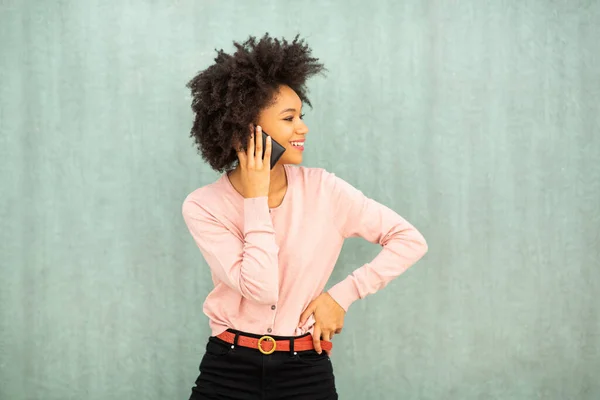 Retrato Sonriente Joven Afroamericana Mujer Hablando Con Teléfono Por Fondo — Foto de Stock