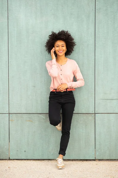 Retrato Cuerpo Entero Joven Mujer Afroamericana Apoyada Contra Pared Hablando —  Fotos de Stock