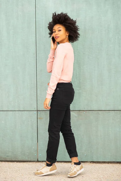 Voller Länge Seitenporträt Schöne Junge Afroamerikanerin Fuß Und Gespräch Mit — Stockfoto