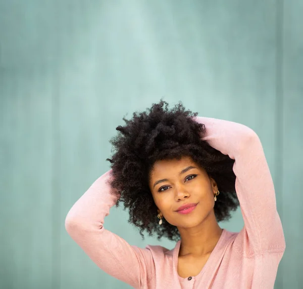 Cerca Retrato Atractiva Joven Mujer Negra Con Las Manos Detrás — Foto de Stock