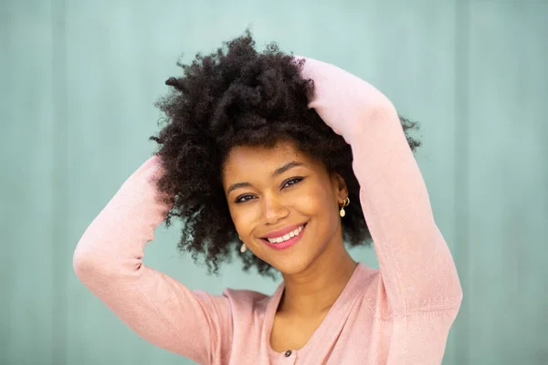 Cerca Retrato Sonriente Joven Mujer Negra Con Las Manos Detrás — Foto de Stock